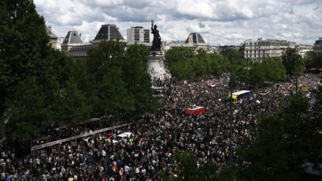 Багатотисячні протести у Лондоні та Парижі переросли в сутички з поліцією