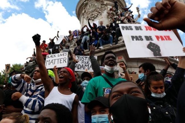 Багатотисячні протести у Лондоні та Парижі переросли в сутички з поліцією