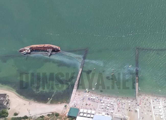Из затонувшего танкера Delfi у одесского пляжа вылилось топливо (ФОТО)