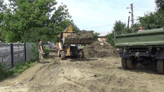Прикордонники допомагають ліквідовувати наслідки повені на Буковині (ВІДЕО)