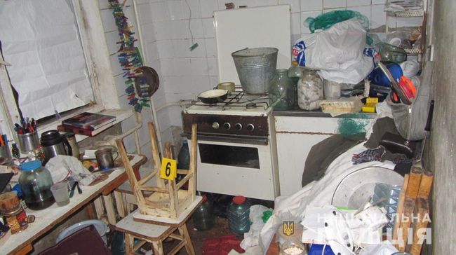 Харьковчанин больше недели прожил в квартире с умершими родителями