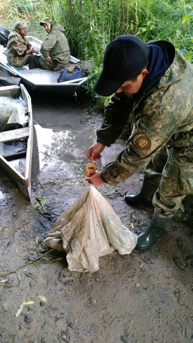 На Харьковщине задержали браконьера, который ловил рыбу на сети (ФОТО)