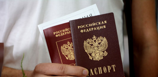 В Минреинтеграции сообщили, сколько жителей ОРДЛО получили российские паспорта