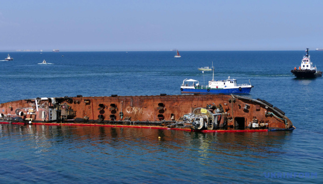 Із затонулого танкера Delfi стався новий витік нафтопродуктів
