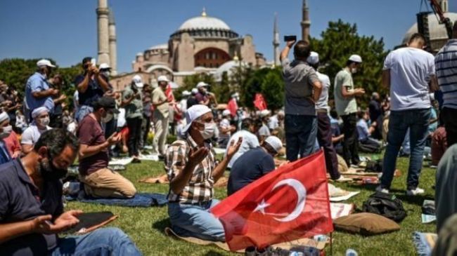 Греки палять турецькі прапори через Софію, а Туреччина радить забути візантійську мрію