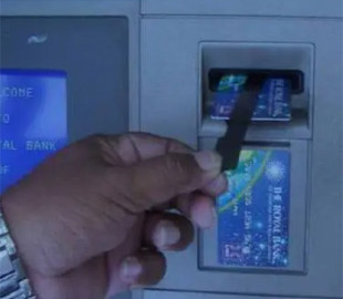 Банкоматы в Украине съедают карты: мошенники придумали схему обмана