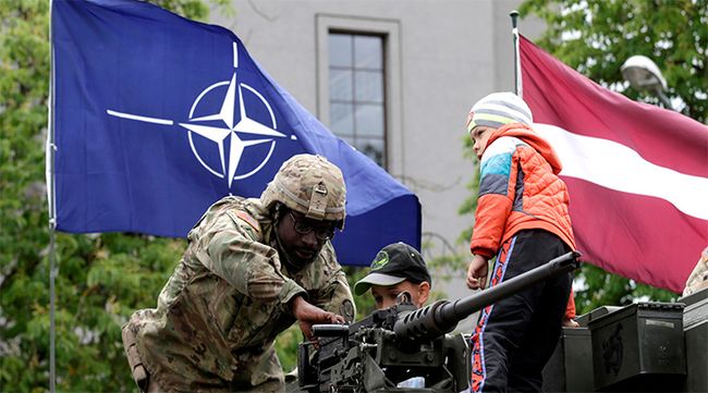 Министерство обороны Латвии рассылает брошюры, как действовать, на случай нападения России
