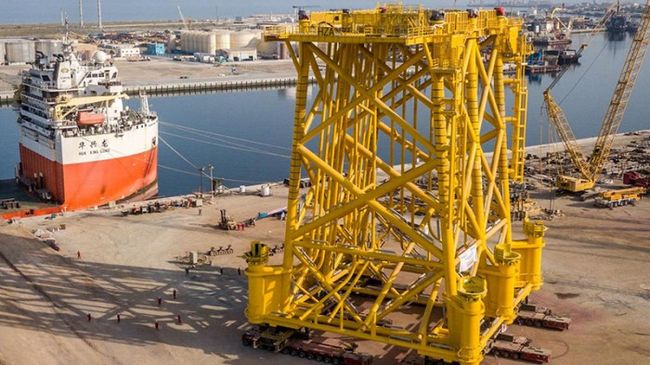 Голландська компанія показала, як судно завантажують частинами вітроелектростанції вагою 3200 тон (ВІДЕО)