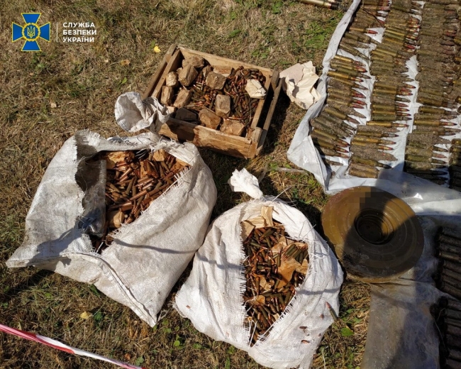 СБУ виявила схрон з гранатометами та артилерійськими снарядами у Луганській області