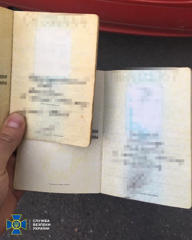 СБУ викрила організоване угруповання на підробці сотень паспортів країн Євросоюзу