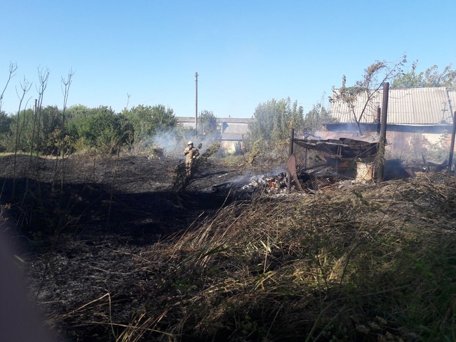 Под Харьковом пожар сухой травы угрожал жилым домам