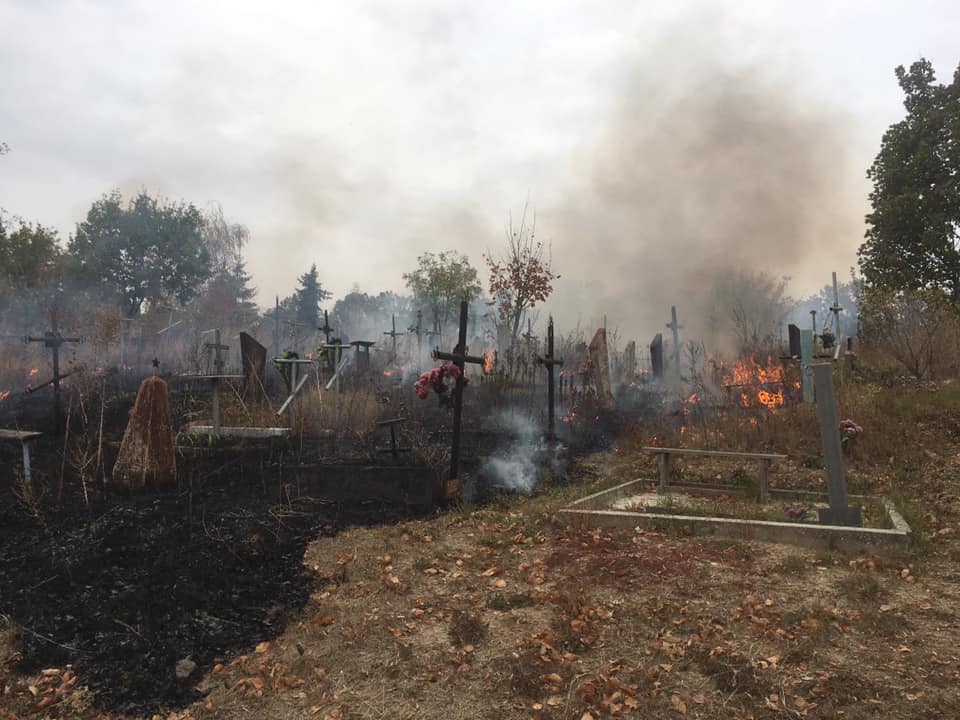 В Харькове горело кладбище (ФОТО)