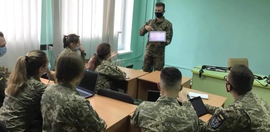 Курсантів військових навчальних закладів ЗСУ вчать протидіяти російській пропаганді