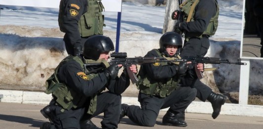 Милиция в Беларуси пообещала «гуманно» применять огнестрельное оружие против митингующих