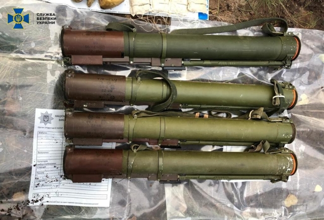 На Рівненщині СБУ викрила замаскований схрон з гранатами і вибухівкою