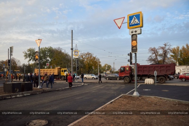 На перехресті перед Велозаводським мостом встановили світлофори