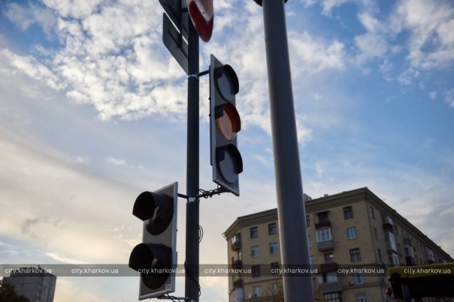 На перехресті перед Велозаводським мостом встановили світлофори