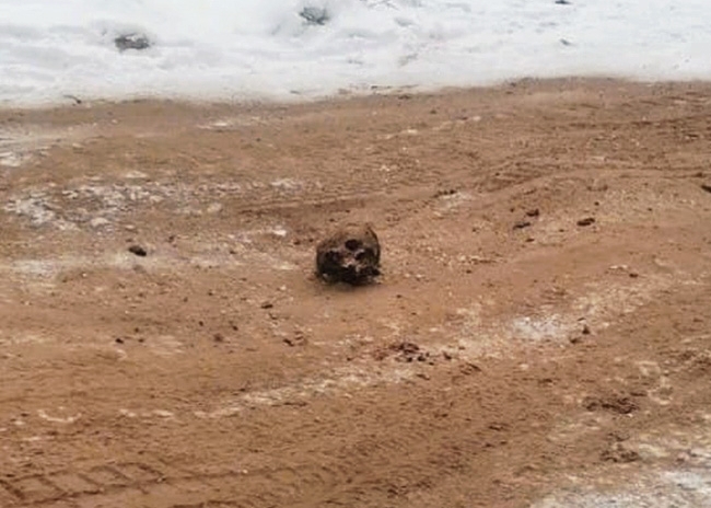 Дорогу в Иркутской области посыпали песком с человеческими костями