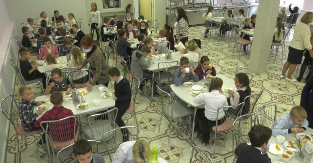 У шкільних їдальнях Харкова ввели нові графіки харчування і проводять дезінфекцію