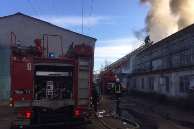 Как тушили горящие склады в Харькове: ФОТОРЕПОРТАЖ