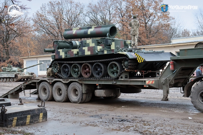 Укроборонпром передав до війська оновлений тягач БТС-4 для евакуації пошкодженої техніки
