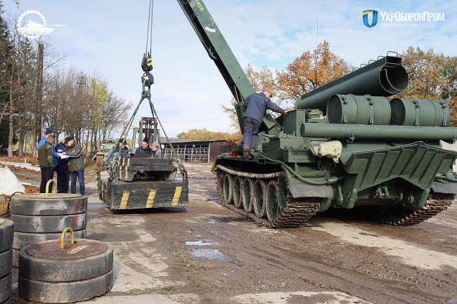 Укроборонпром передав до війська оновлений тягач БТС-4 для евакуації пошкодженої техніки