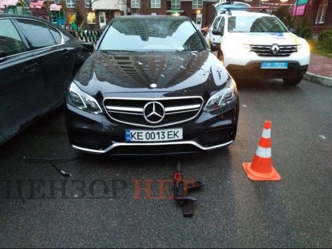 У Києві на Дарниці вчора з автомата Калашникова обстріляли Mercedes-Benz. ФОТОрепортаж