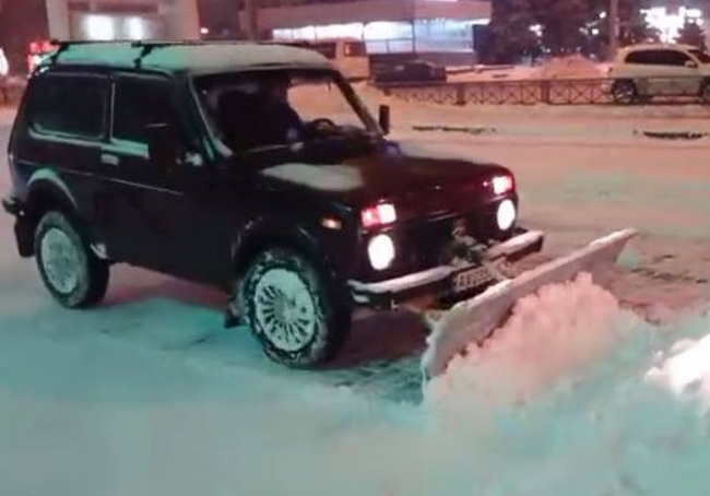 В Харькове неизвестный герой расчищает улицы от снега на личном «бульдозере» (ВИДЕО)