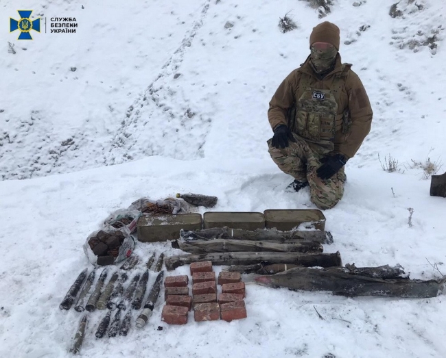 На Луганщині СБУ викрила схрон із вибухівкою та артилерійськими снарядами