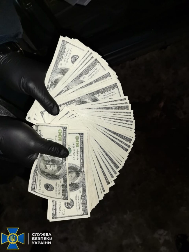 У Києві СБУ затримала поліцейського на хабарі у 10 тисяч доларів США за закриття кримінального провадження