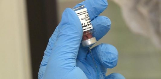 Осложнения и летальный исход: почему даже в РФ не доверяют вакцине Спутник-V