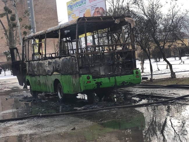 Автобус вспыхнул на остановке: полиция назвала предварительную причину возгорания (ВИДЕО)