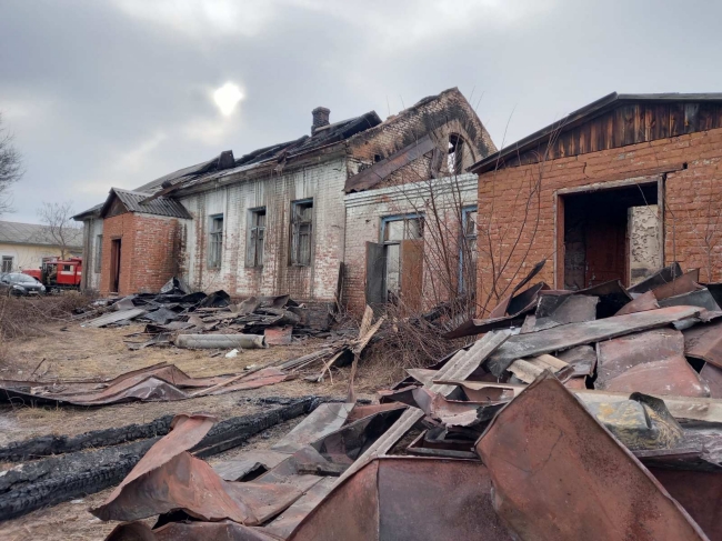 В Харьковской области 6 часов тушили заброшенное здание (ФОТО)