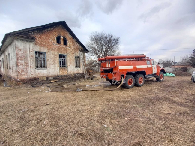 В Харьковской области 6 часов тушили заброшенное здание (ФОТО)