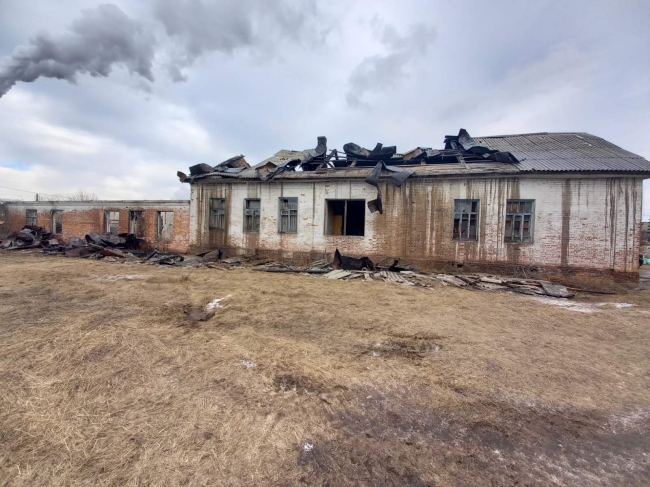 В Харьковской области 6 часов тушили заброшенное здание (ФОТО)