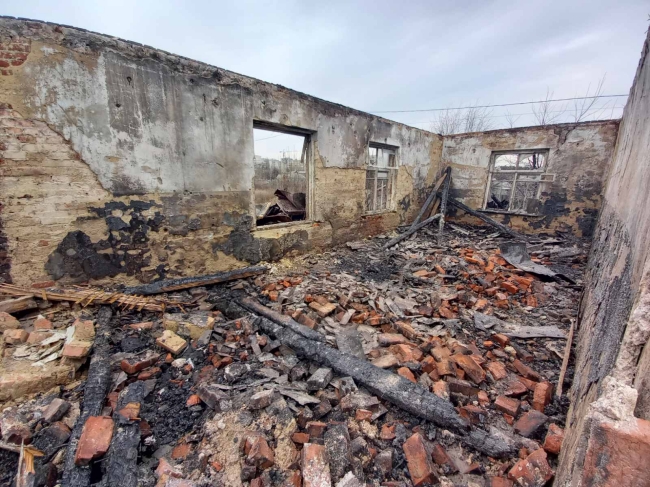 В Харьковской области 6 часов тушили заброшенное здание (ФОТО)