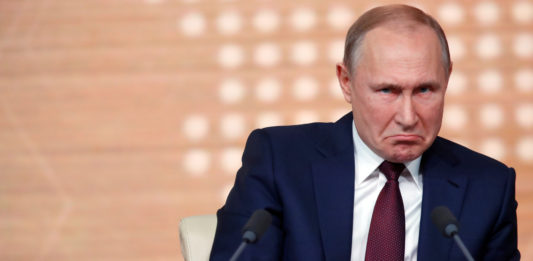 Иллюзия величия: Путин призвал гордиться санкциями