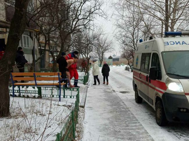 У Харківському районі врятували чоловіка, який хотів вистрибнути з балкона