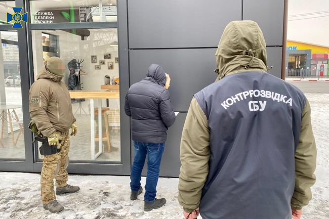 У Харкові контррозвідка СБУ затримала зрадника, який збирав для спецслужб РФ закриту інформацію про новітню українську бронетехніку (ВІДЕО)