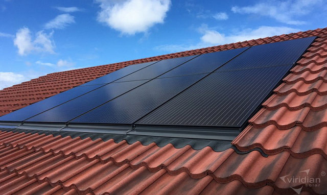 Британцы запускают в продажу интегрированы в крышу солнечные панели с эффективностью 21%