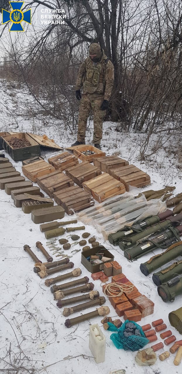 На Луганщині СБУ виявила схрон диверсійної групи бойовиків
