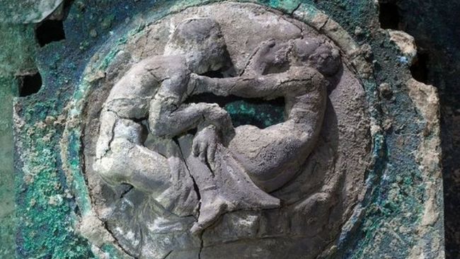 У Помпеях знайшли ідеально збережену античну колісницю