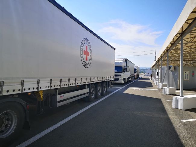 Благодійні організації направляють на Донбас тисячі тонн гуманітарних вантажів, а темою спекулює РФ