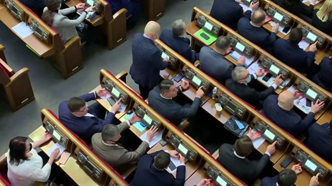 Не покладая рук - Рада перешла на использование сенсорных кнопок при голосовании (ВИДЕО)