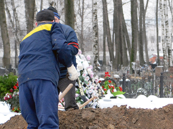 В России на кладбище задержали патологоанатомов, которые раскопали могилу, чтобы поменять обратно перепутанные тела