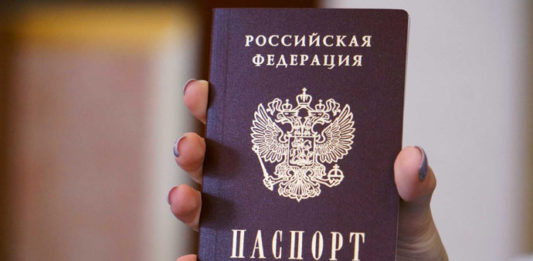 Оккупанты вынуждают крымчан получать паспорта РФ: заявление