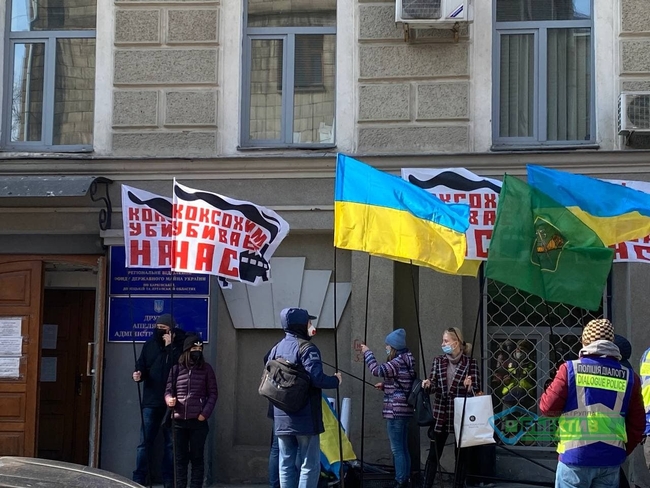 “Коксохим убивает нас”: харьковчане пикетировали второй апелляционный административный суд (ФОТО)