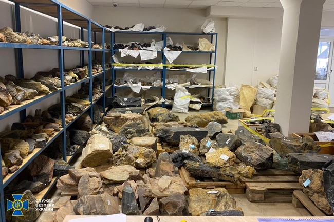 Понад 2 тонни дорогоцінного каміння: СБУ заблокувала незаконний видобуток і продаж топазу на зарубіжних аукціонах