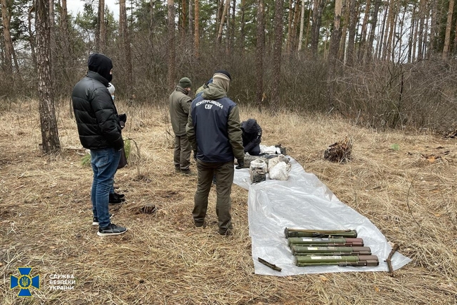 У затриманого бойовика «ЛНР» СБУ знайшла схрон зі зброєю (ВІДЕО)