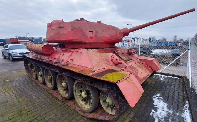 Житель Чехии в рамках оружейной амнистии сдал в полицию танк розового цвета и самоходную артиллерийскую установку